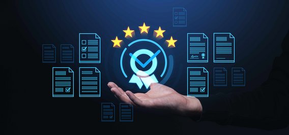 Hand hält digitales Zertifikat mit Häkchen und Sternen, umgeben von Dokumentensymbolen.