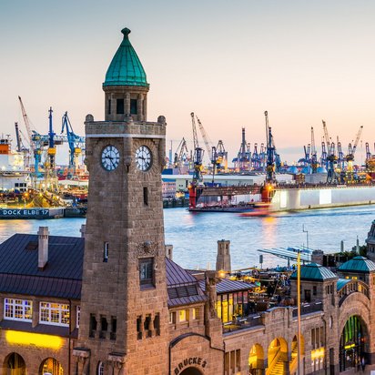 TÜV NORD Standort Hamburg für Weiterbildung und Beratung Blick auf den Hamburger Hafen mit der Landungsbrücke und großen Krähnen im Hintergrund