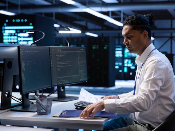 IT-Experte arbeitet am Rechner IT-Experte arbeitet am Rechner