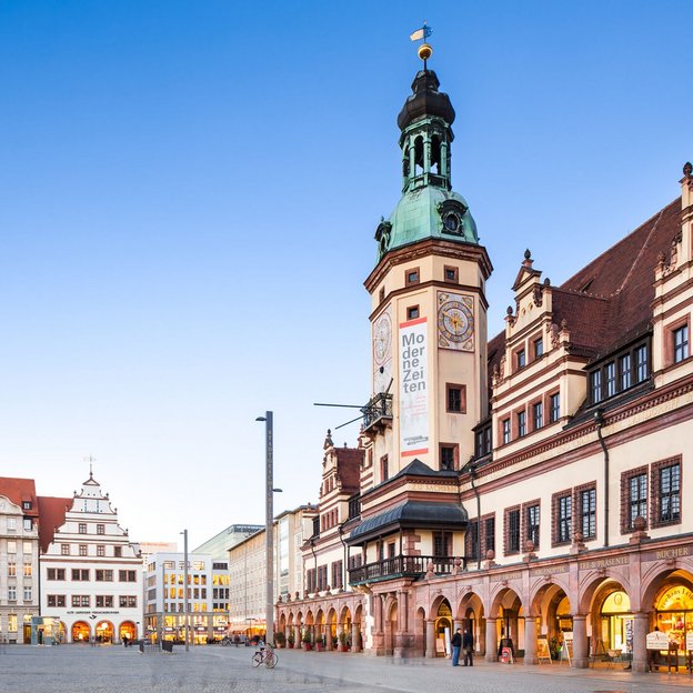Der Marktplatz in Leipzig mit dem Alten Rathaus und der Uhrenturm