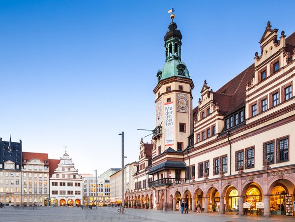 Der Marktplatz in Leipzig mit dem Alten Rathaus und der Uhrenturm