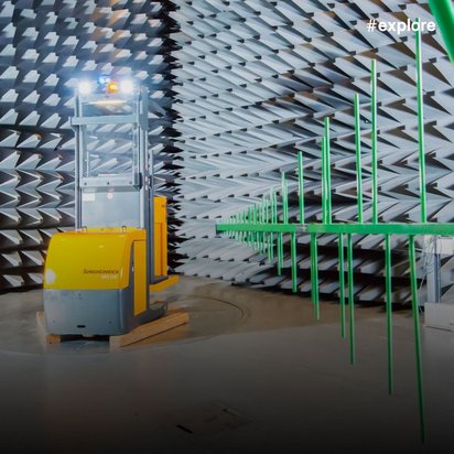 Schallarmer Raum mit pyramidenförmigen Absorberkeilen und Messgeräten für elektromagnetische Verträglichkeitstests.