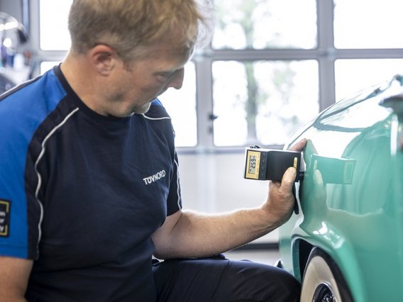 Prüfingenieur bei der Lackdickenmessung eines Oldtimers an einer TÜV NORD Station
