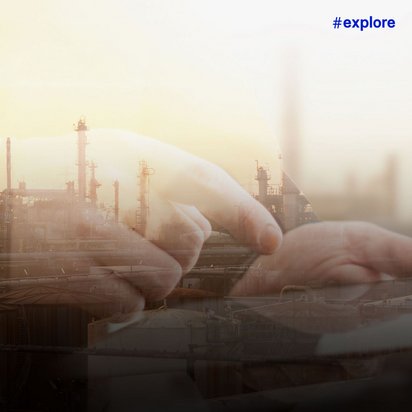 Doppelbelichtung einer Industrieanlage mit Schornsteinen und ausgestreckten Händen, die Umweltschutz oder Verantwortung symbolisieren.