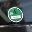 Umweltplakette auf Fahrzeugwindschutzscheibe Grüne Umweltplakette auf der Windschutzscheibe eines Fahrzeugs