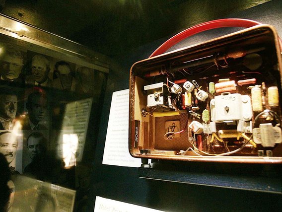 Ein geöffnetes elektronisches Gerät, das die innere Schaltung und Komponenten eines frühen tragbaren Geräts zeigt.