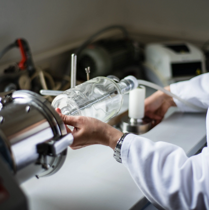 Einsetzen eines Glasbehälters an einer Prüfmessstelle für Luftqualität