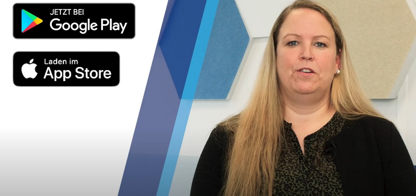 Frau vor einer Wand mit Google Play und App Store Logos