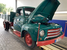 Grünes Auto in Werkstatt