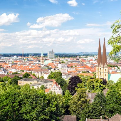 Blick auf Bielefeld mit den markanten Türmen und grünen Flächen