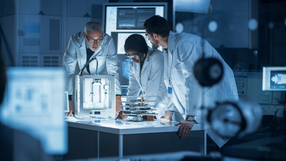 Ein Team arbeitet in einem Technologielabor zusammen