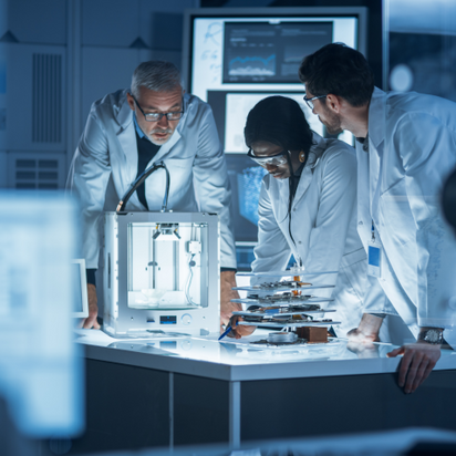 Ein Team arbeitet in einem Technologielabor zusammen