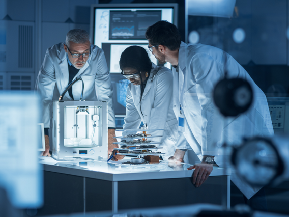 Ein Team arbeitet in einem Technologielabor zusammen Ein Team arbeitet in einem Technologielabor zusammen