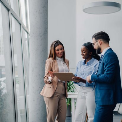 Drei Personen, die miteinander kommunizieren