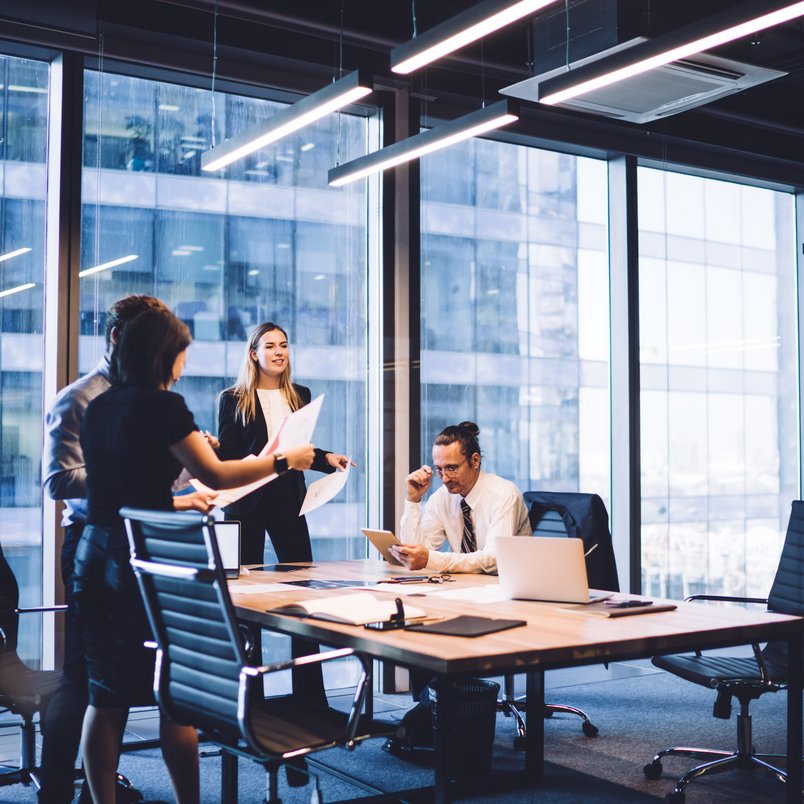 Mitarbeiter des TÜV NORD MEDITÜV, Abteilung für Arbeits- und Gesundheitsschutz, während einer Besprechung in einem modernen Büro.