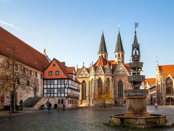 Blick auf den Altstadtbereich von Braunschweig mit der St. Blasii-Kirche und dem Brunnenplatz
