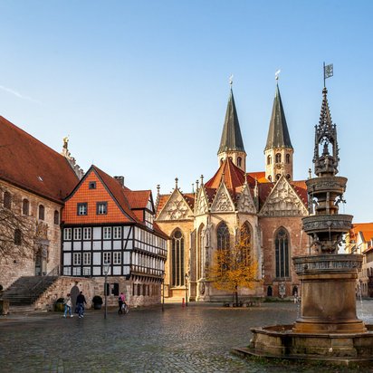 Blick auf den Altstadtbereich von Braunschweig mit der St. Blasii-Kirche und dem Brunnenplatz