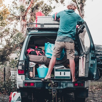 Beladen eines Wohnmobils für eine Reise