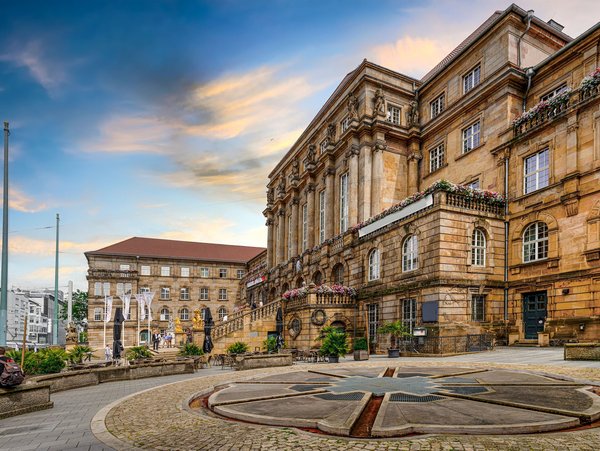 Historisches Gebäude in Kassel mit einem zentralen Platz davor