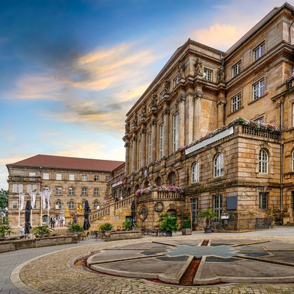 Historisches Gebäude in Kassel mit einem zentralen Platz davor