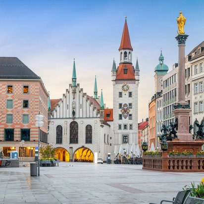 Der Marienplatz in München mit dem Neuen Rathaus und dem Glockenturm