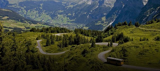 Ein Bus fährt durch die Berge