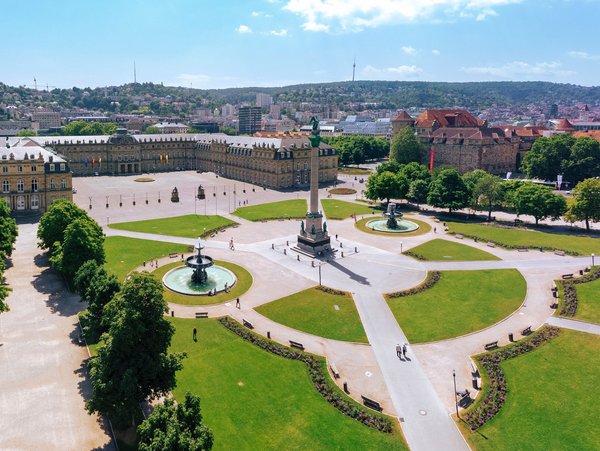 Der Schlossplatz in Stuttgart mit Blick auf das Neue Schloss und den Reiterstandbild