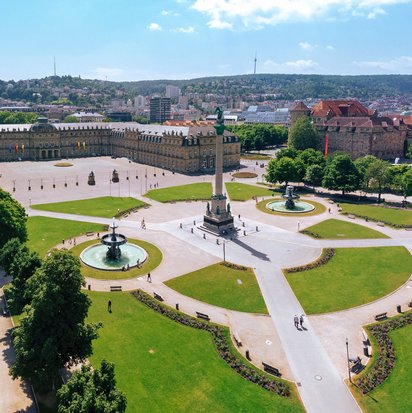 Der Schlossplatz in Stuttgart mit Blick auf das Neue Schloss und den Reiterstandbild