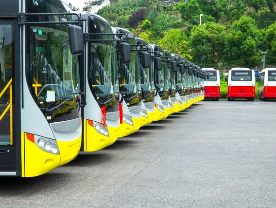Moderne Busflotte auf einem Parkplatz Reihe von modernen Bussen auf einem Parkplatz