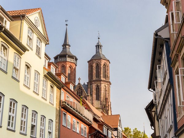 Blick auf die Altstadt von Göttingen mit den Türmen der Paulinerkirche