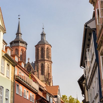 Blick auf die Altstadt von Göttingen mit den Türmen der Paulinerkirche