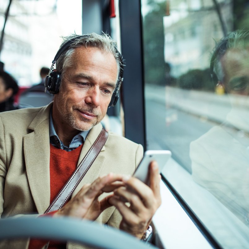 Smartphone-Nutzung im öffentlichen Busverkehr Person nutzt Smartphone in einem öffentlichen Bus