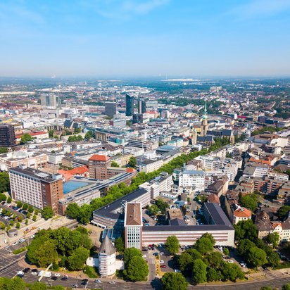 Luftaufnahme der Stadt Dortmund mit einer klaren Aussicht auf das Stadtbild und die umliegenden Gebäude