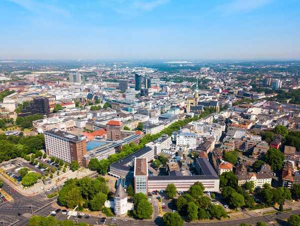 Luftaufnahme der Stadt Dortmund mit einer klaren Aussicht auf das Stadtbild und die umliegenden Gebäude