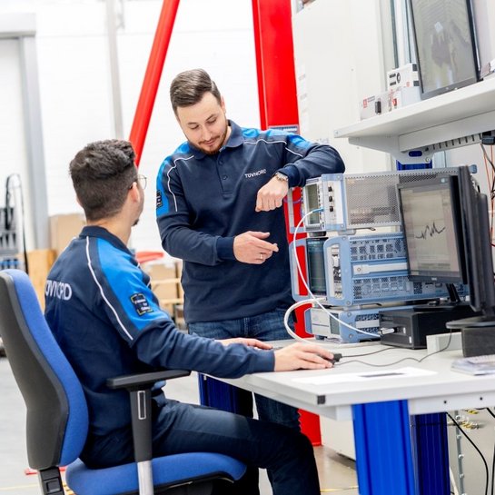 TÜV NORD Mittarbeiter bei einer Anlagenkontrolle