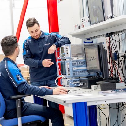 Anlagenkontrolle TÜV NORD Mittarbeiter bei einer Anlagenkontrolle