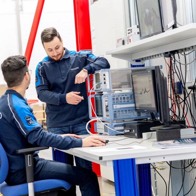 TÜV NORD Mittarbeiter bei einer Anlagenkontrolle
