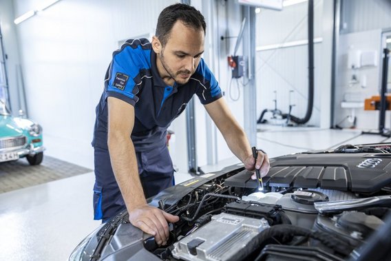 TÜV NORD Prüfingenieur bei der Fahrzeuginspektion
