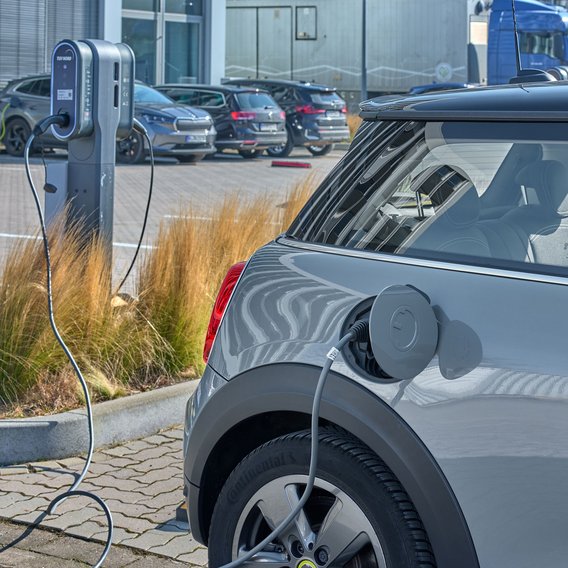 Elektrofahrzeug beim Laden an einer Ladestation
