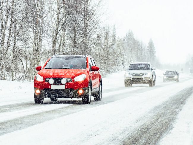 Auto fahren im Schnee mit Assistenzsystemen