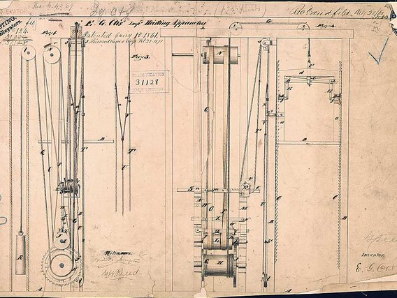Historische technische Zeichnung oder Patentillustration, die die mechanische Funktionsweise eines Aufzugsystems mit Rollen, Kabeln und anderen Komponenten aus mehreren Blickwinkeln darstellt.