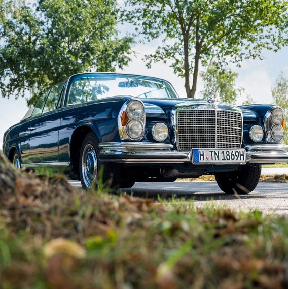 Ein Oldtimer steht an einer Landstraße
