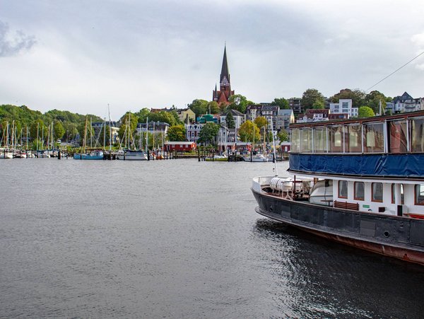 Luftaufnahme von Flensburg mit Blick auf den Hafen und die umliegende Stadtlandschaft