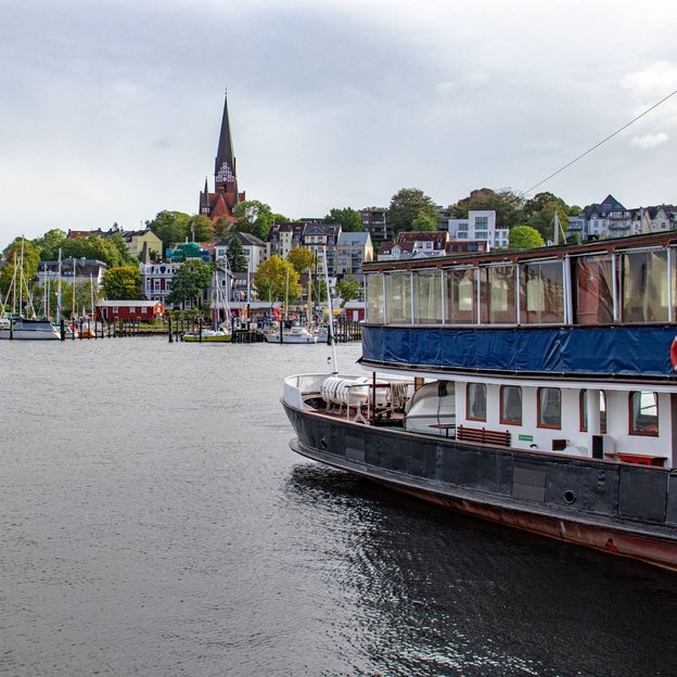 Luftaufnahme von Flensburg mit Blick auf den Hafen und die umliegende Stadtlandschaft