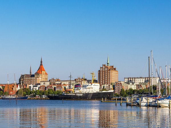 Hafenkulisse mit Schiffen und Wasser in Rostock 