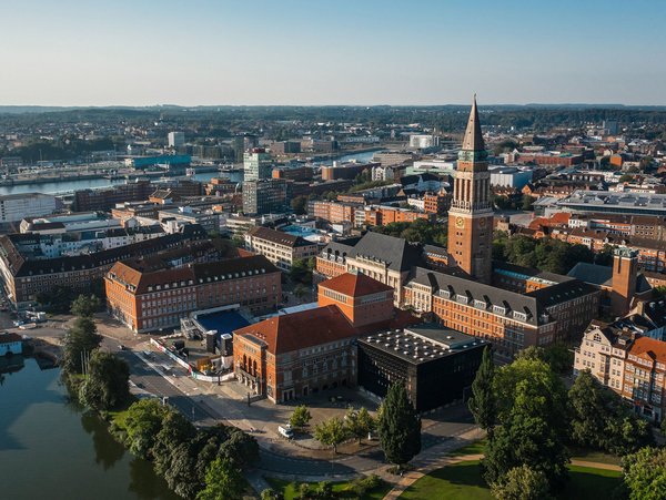 Luftaufnahme von Kiel mit der Silhouette der Stadt und einem markanten Kirchturm