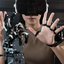 Eine Person mit VR- oder AR-Brille interagiert mit erhobenen Händen mit einer Roboterhand.
