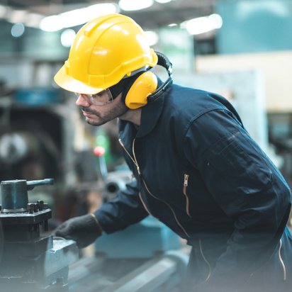 Industrieller Ingenieur mit Schutzhelm Industrieller Ingenieur mit Schutzhelm