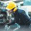 Industrieller Ingenieur mit Schutzhelm 