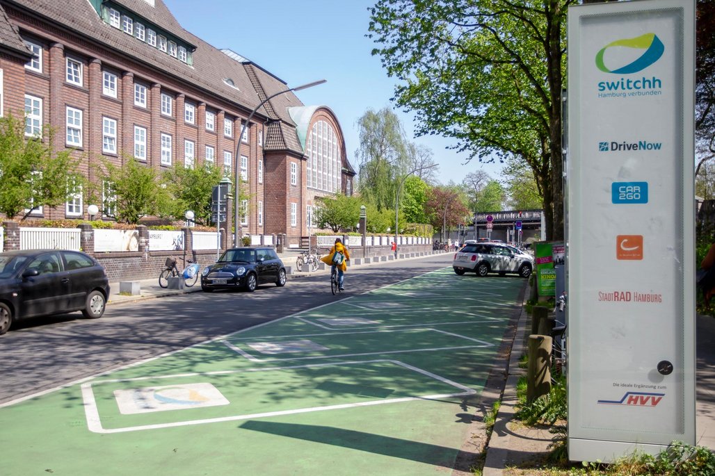 Grün markierte Carsharing-Parkplätze mit switchh-Station und verschiedenen Anbietern wie DriveNow und car2go.